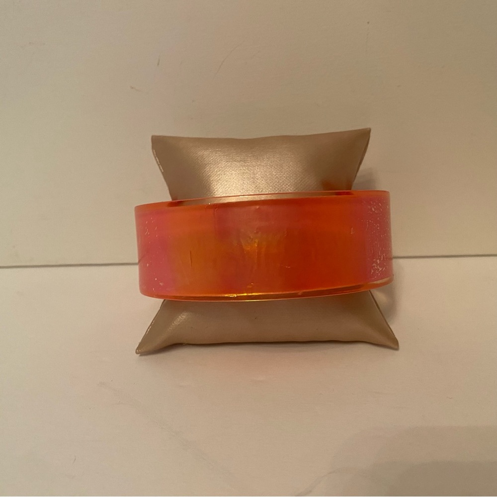 KATE SPADE BRACELET BANGLE ORANGE CLEAR LUCITE GOLD SPADE ONE SIZE OS SLIP ON - Picture 6 of 9